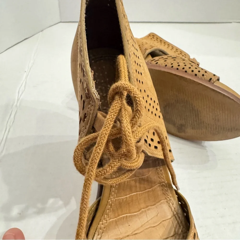 Gianni Bini Gypsie Daze 6M Tan Brown Open Toe Eyelet Lace Up Block Heel Sandals